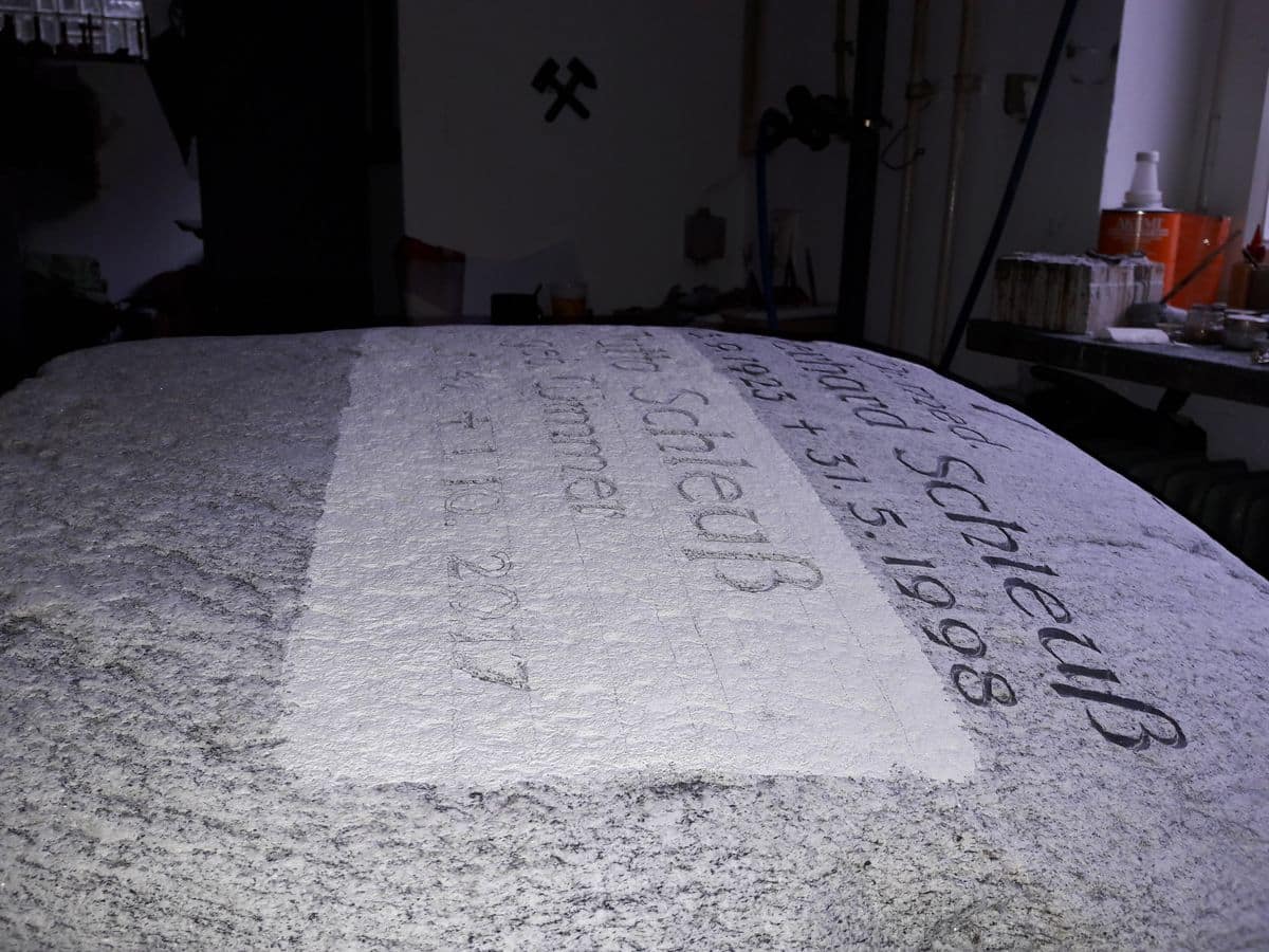 Grab Inschrift vom Steinmetz